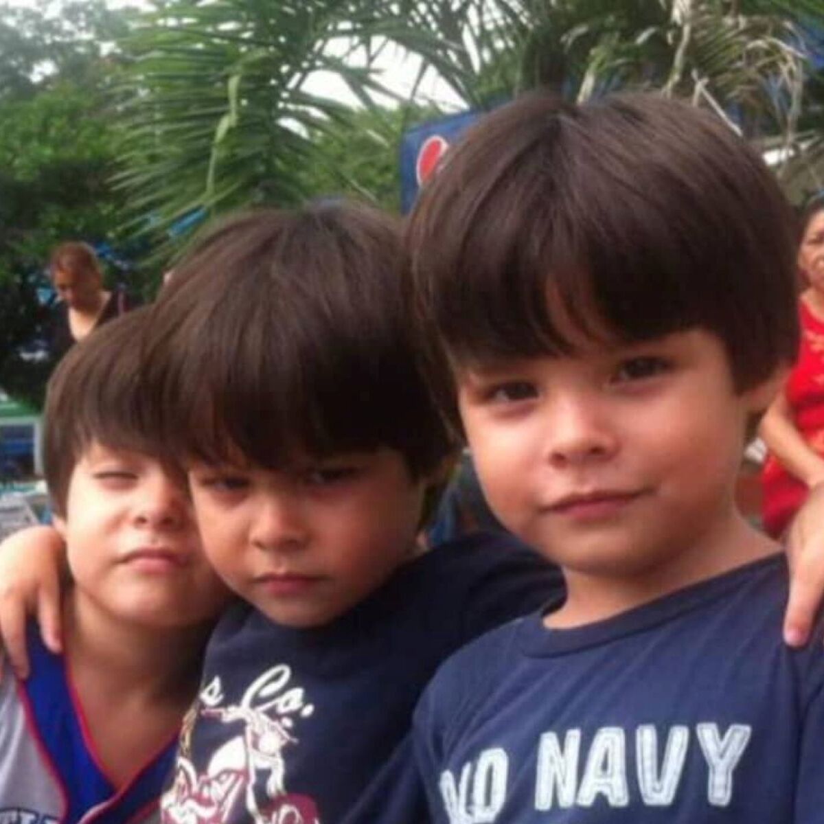 幼くてかわいらしい三つ子→成長したら……　斜め上をいく現在の姿が「やばいやばい」「絶対モテる」と315万再生【海外】 | ライフスタイル ねとらぼ