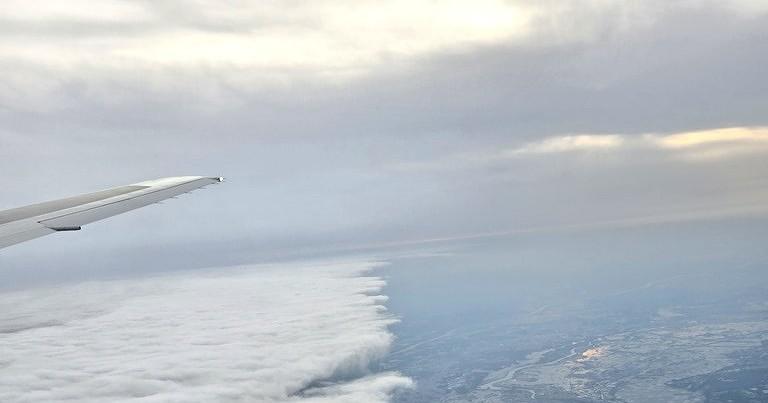 ふと飛行機の外を見ると……　乗客が大興奮の“まさかの光景”に「うわーーー」「すごい！！！！！」（1/2） | IT・科学 ねとらぼ