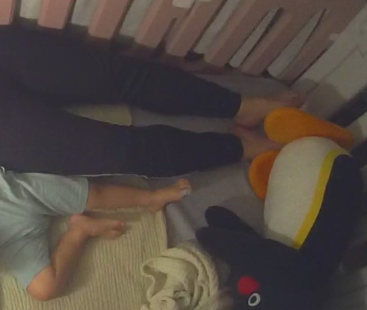 2歳息子を寝かしつけるパパ、ママがベビーモニターでのぞいてみたら……　思わず吹き出す光景が550万表示「いいなぁｗ」（1/3） | 教育・子育て ねとらぼ