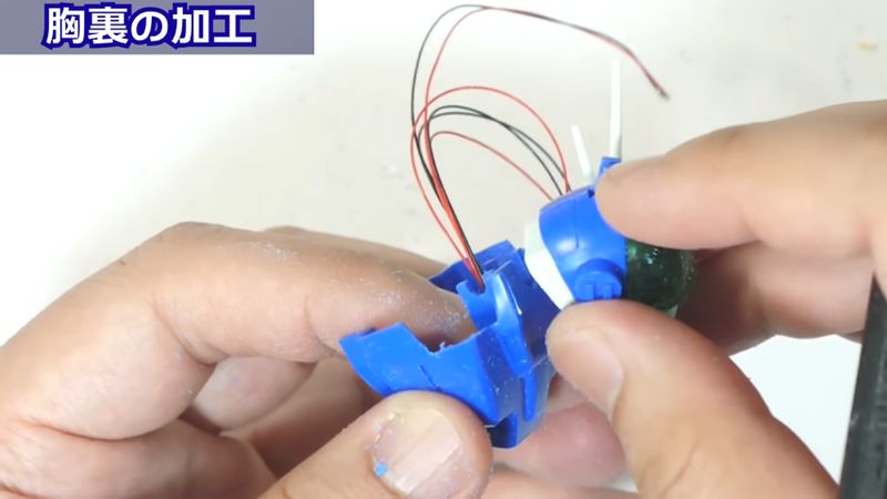 レイズナーの頭部にLEDライトを追加