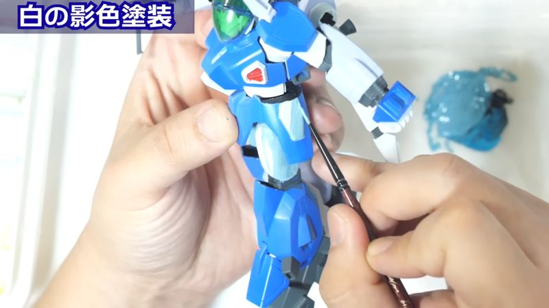筆を使ってレイズナーに影を加えていく