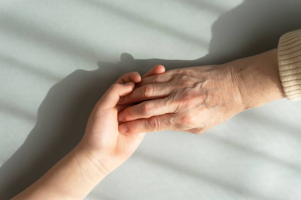 娘ちゃんと祖母を見ていたら……（出典：PIXTA）