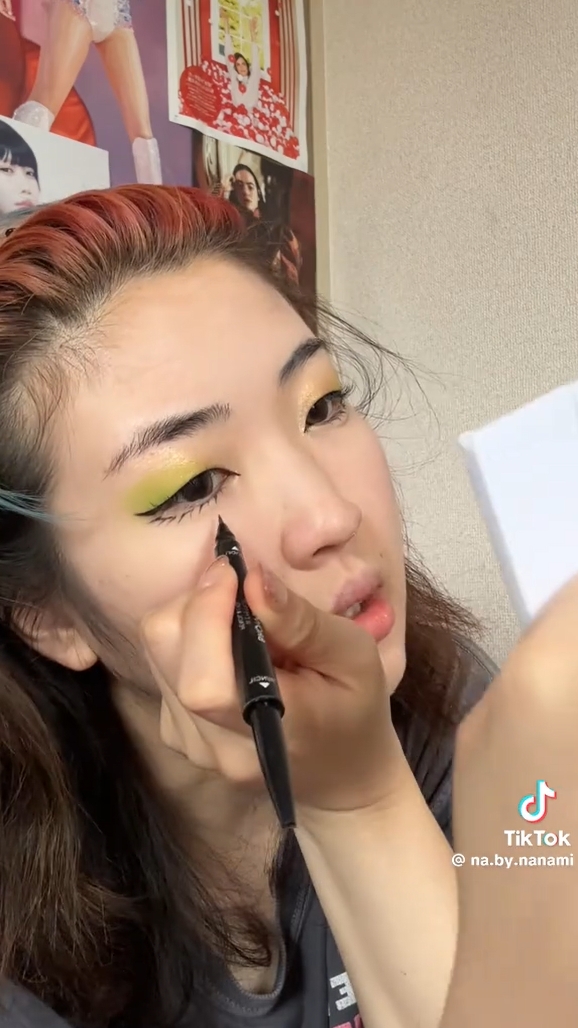 下まつ毛も描きます