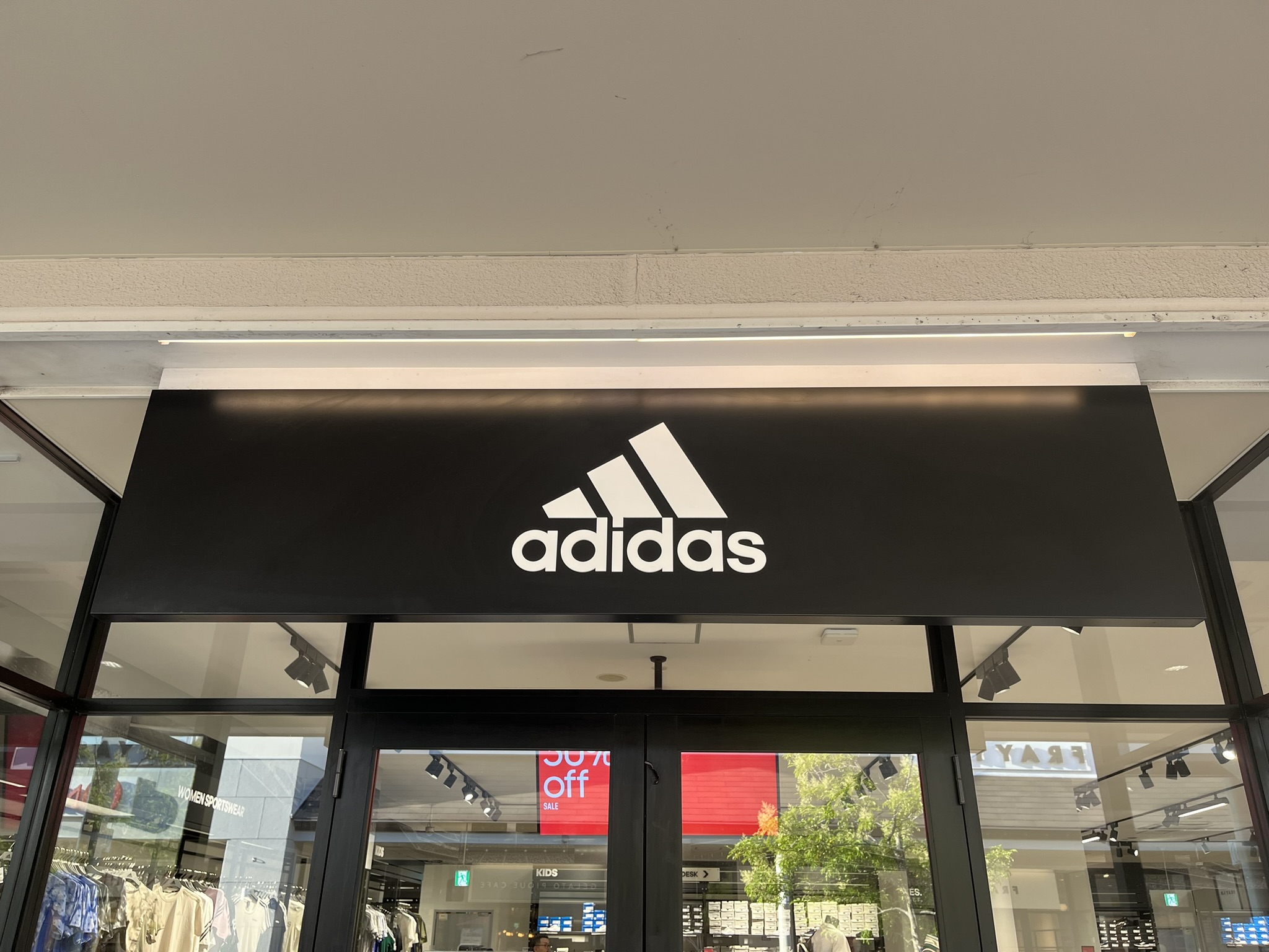 「夏の通勤に使える」 adidas(アディダス)の“サンダル”に絶賛の声 「歩きやすくて疲れにくい」「アスファルトでも砂浜でも使える」(1/2) | シューズ ねとらぼリサーチ