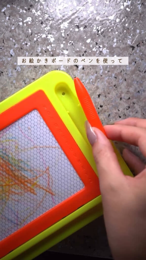 お絵描きボードのペンでマグネットネイル