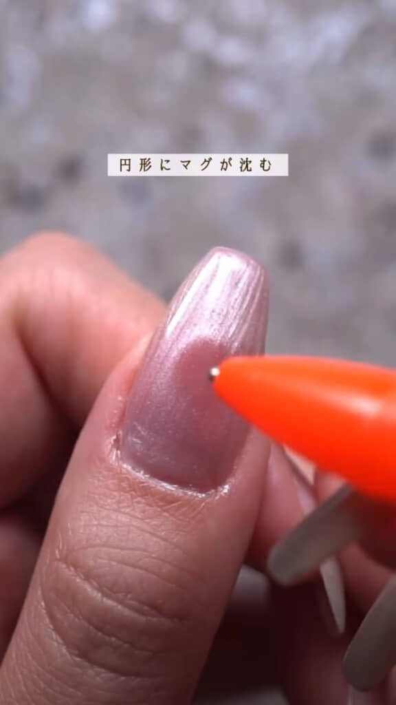 ペンを近づけると……