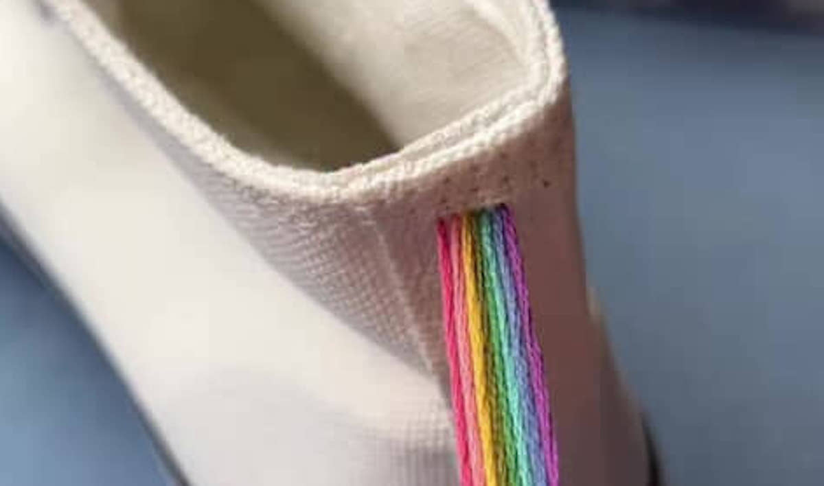 8色の糸を用意→スニーカーに縫い付け、ひたすら編んでいくと……「おおおお」　驚きの“完成品”が370万再生（1/2） | ライフハック ねとらぼ