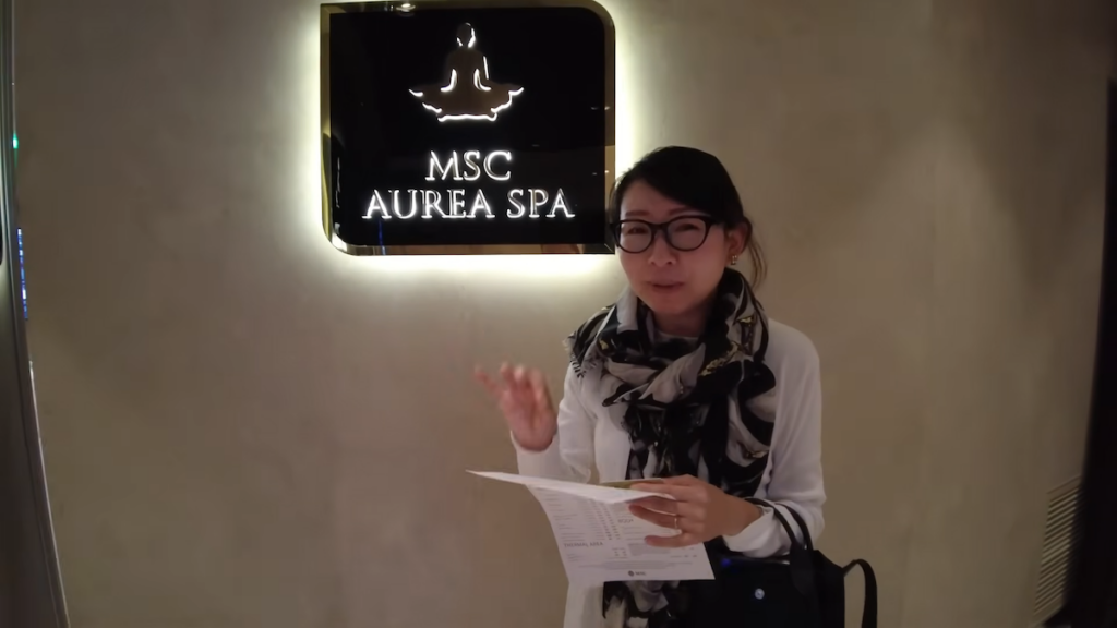 白のTシャツも小物次第でオシャレな印象に