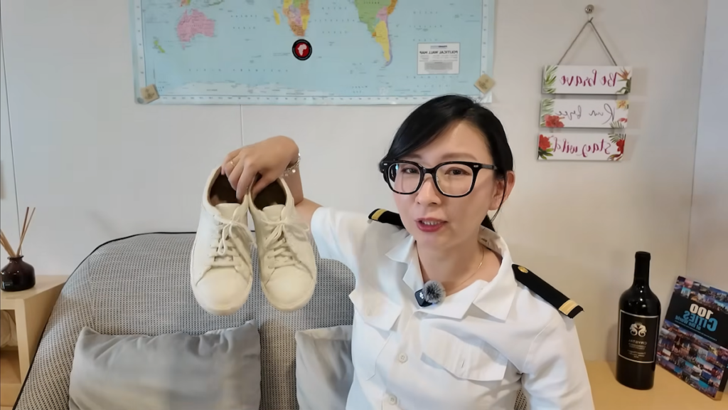 エリさんが愛用しているレザー調の白スニーカー