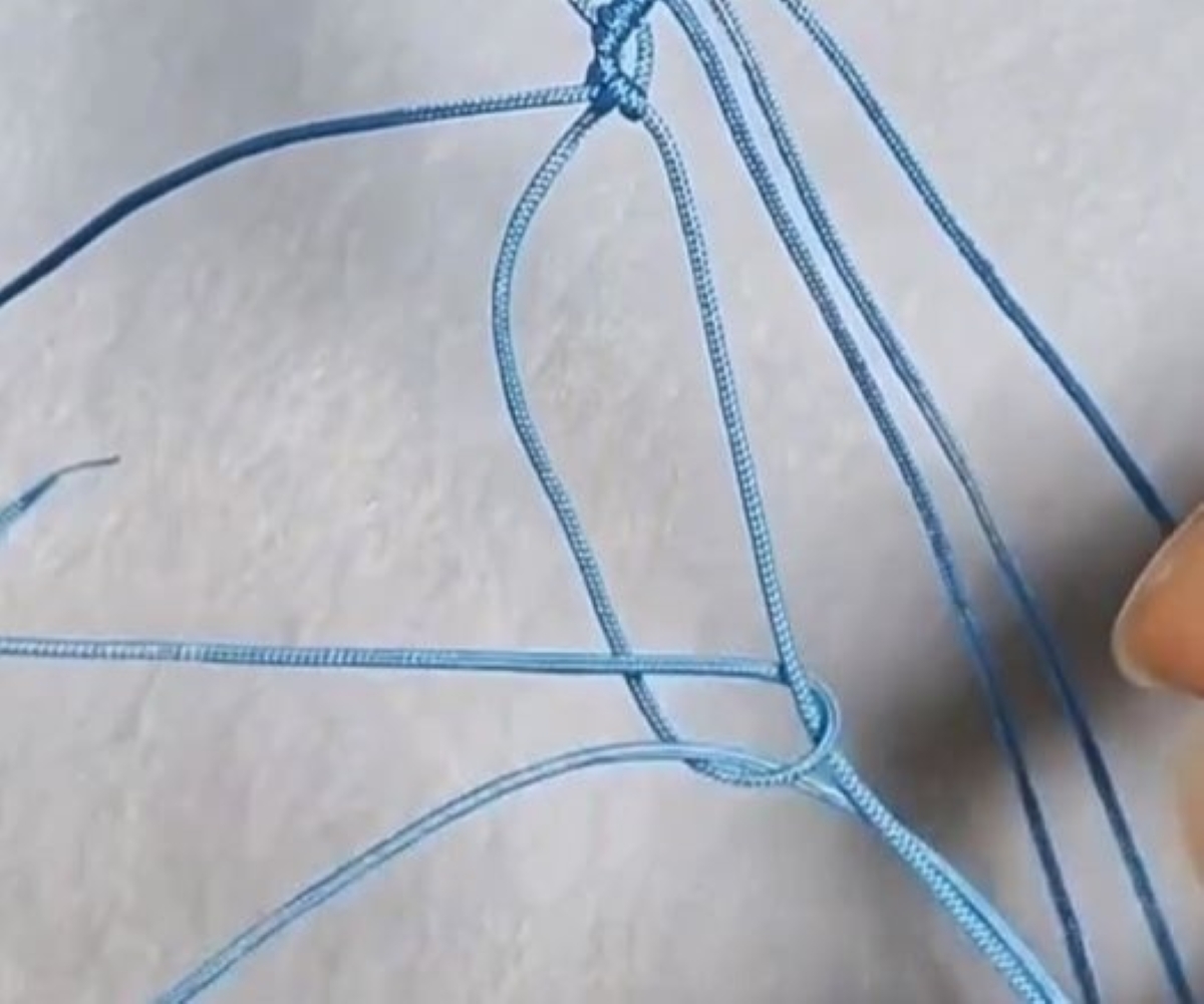 水色のひもを斜めに編んで、星のビーズをちりばめると……「わぁ！」「めっっっちゃすてき」　7月7日に作りたいアイテムにうっとり【海外】（1/3） | ライフスタイル ねとらぼ