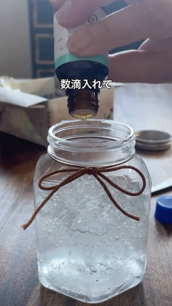 瓶にハッカ油を入れる