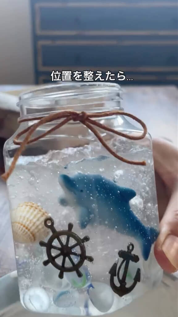 ガラス玉や陶器のイルカを入れる