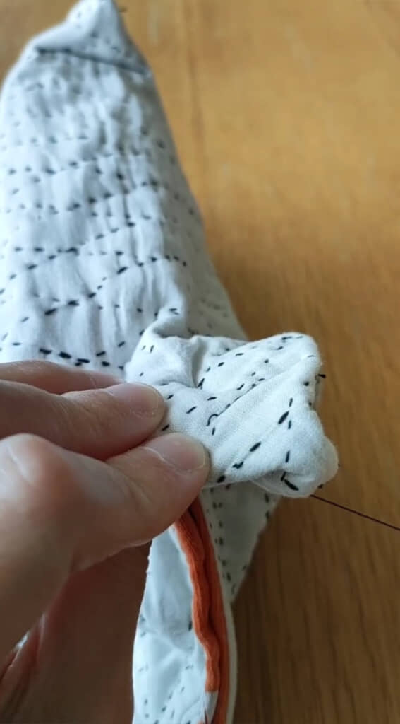 世界に1つだけの布を袋状に。マチも作っています