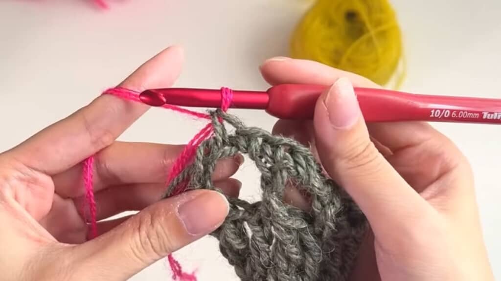 引き抜くときに糸を変えれば自然に色を変えられる