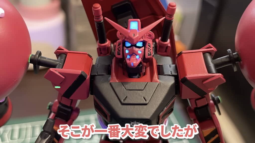UVライトを当てると光るツインアイとセンサー