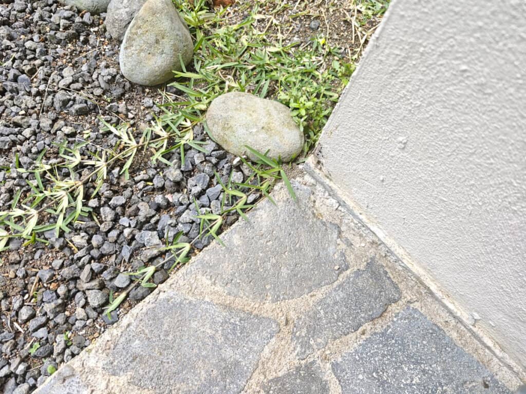 石のところに光る物体が……？