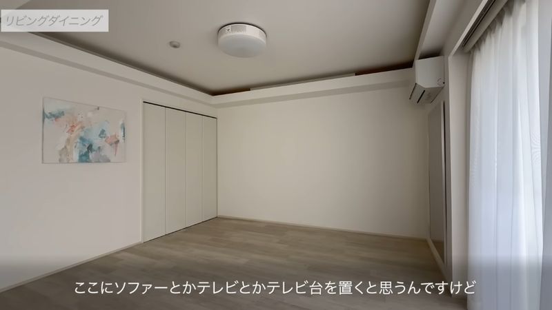 絵と鏡、プロジェクターがあるプレイルーム