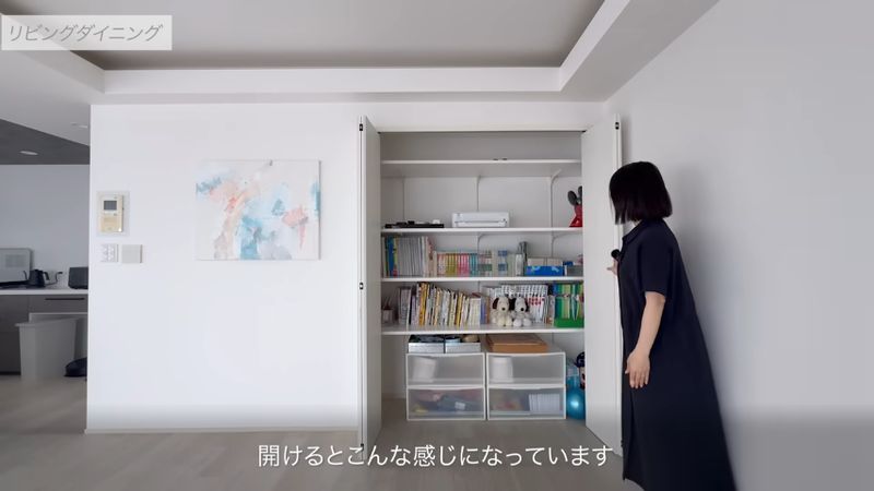 壁の中の収納棚