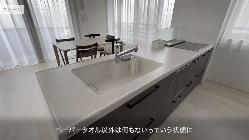 最低限の物だけが置いてあるキッチンのシンクと調理場