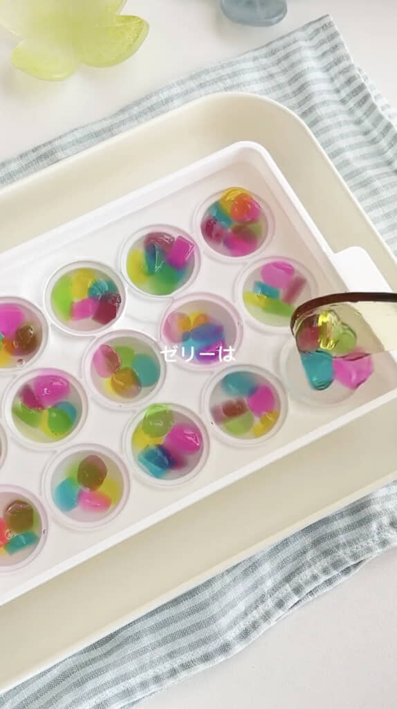 切ったゼリーをひとつひとつ入れます