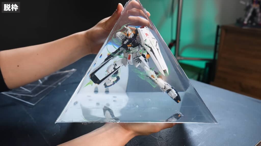 「νガンダム」のガンプラ、レジンと電飾でフィン・ファンネルバリアを完全再現