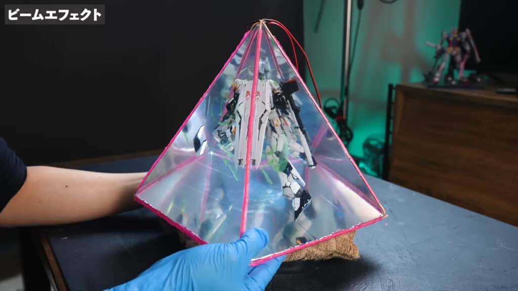「νガンダム」のガンプラ、レジンと電飾でフィン・ファンネルバリアを完全再現