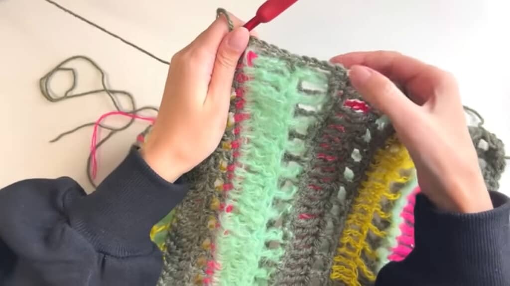 袖下は鎖編みで閉じる