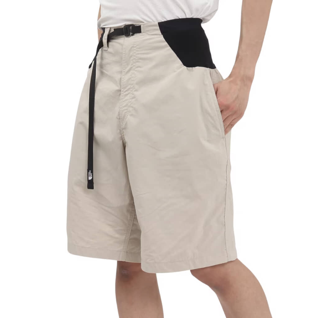 収納性抜群のショートパンツ（16800円）