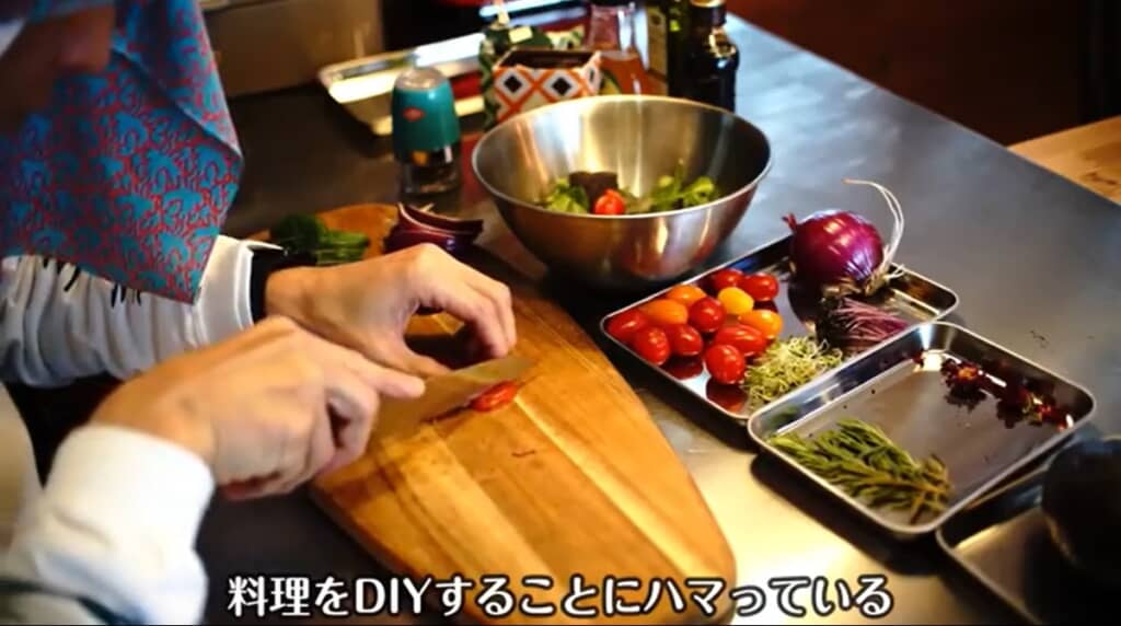 新鮮な野菜で料理をするよつめもんさん