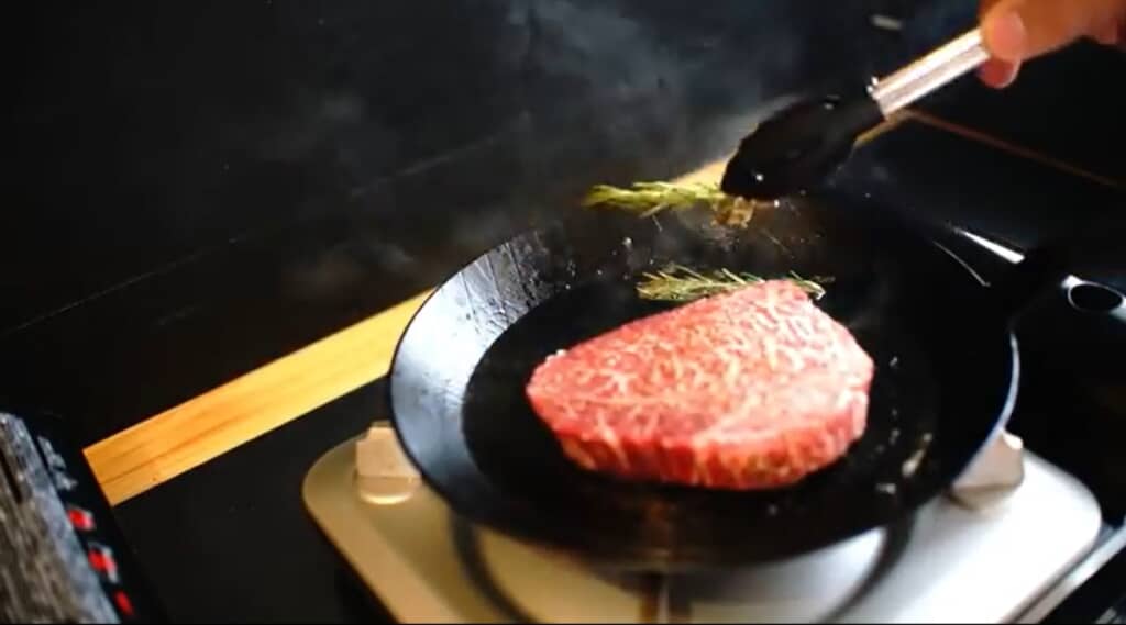 ハーブと一緒に焼いたステーキ肉