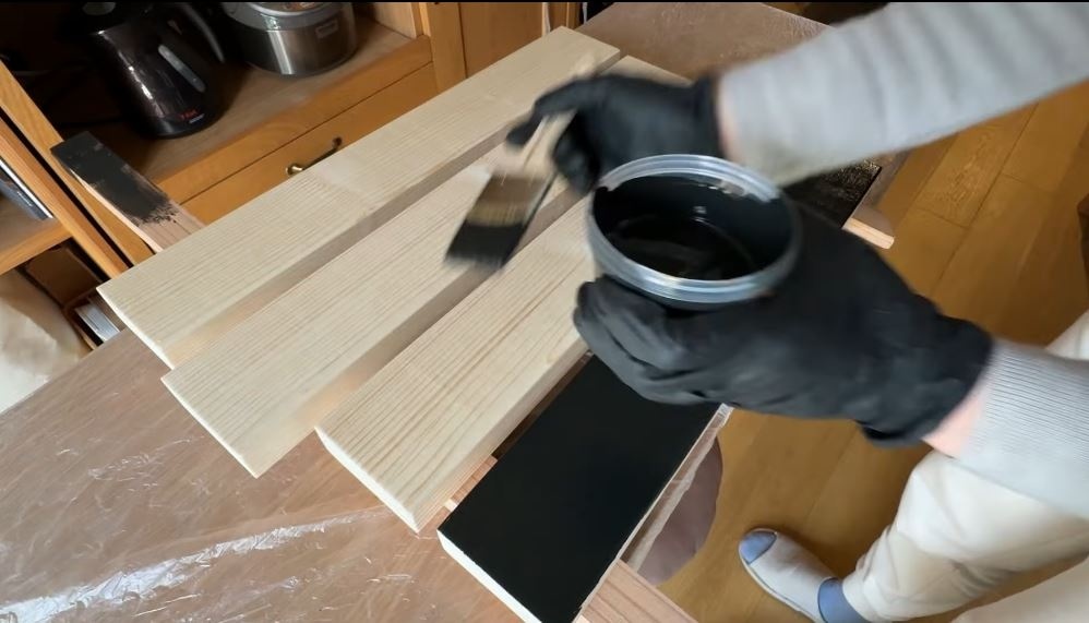 木材を塗装する様子