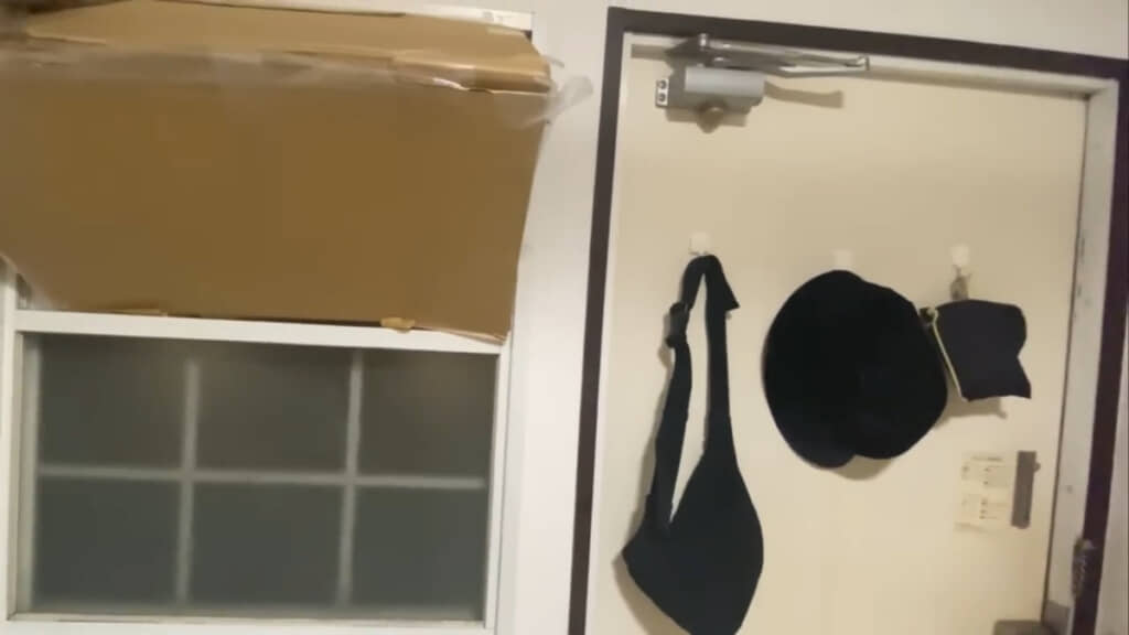 マグネットフックを付けた玄関ドアと、ダンボール製カーテンを付けた窓