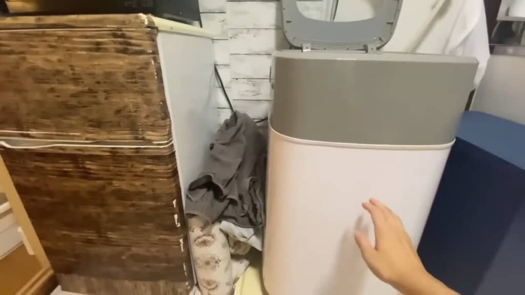 一人で持ち運べるサイズとして選んだ冷蔵庫（左）と洗濯機（右）