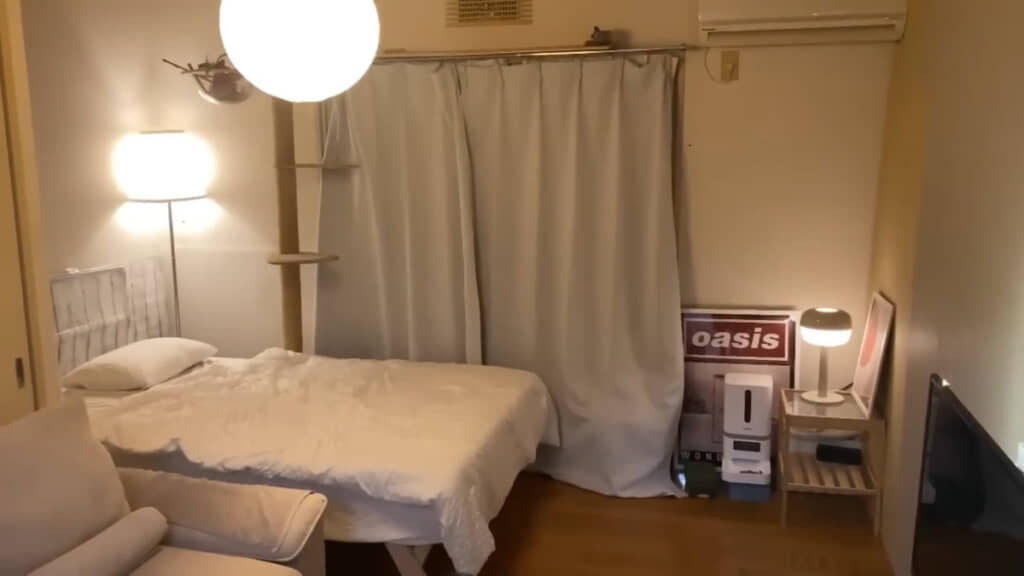 メインのお部屋。手前にはソファとテレビも