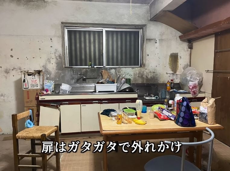 リフォーム前のカビだらけのキッチン