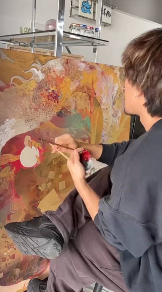 東京藝術大学に通う日本画家・五嶋伶那さんが龍の絵を描く様子