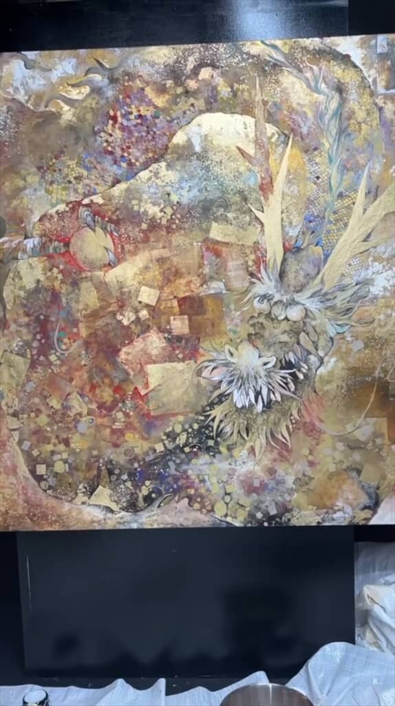 東京藝術大学に通う日本画家・五嶋伶那さんが龍の絵を描く様子