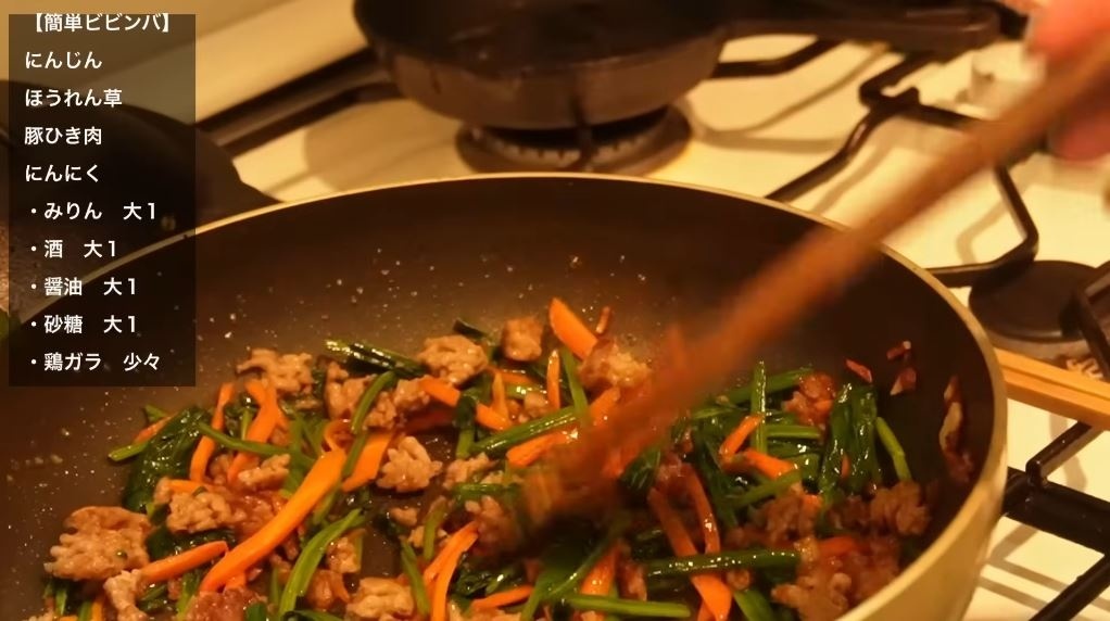 野菜を炒める様子