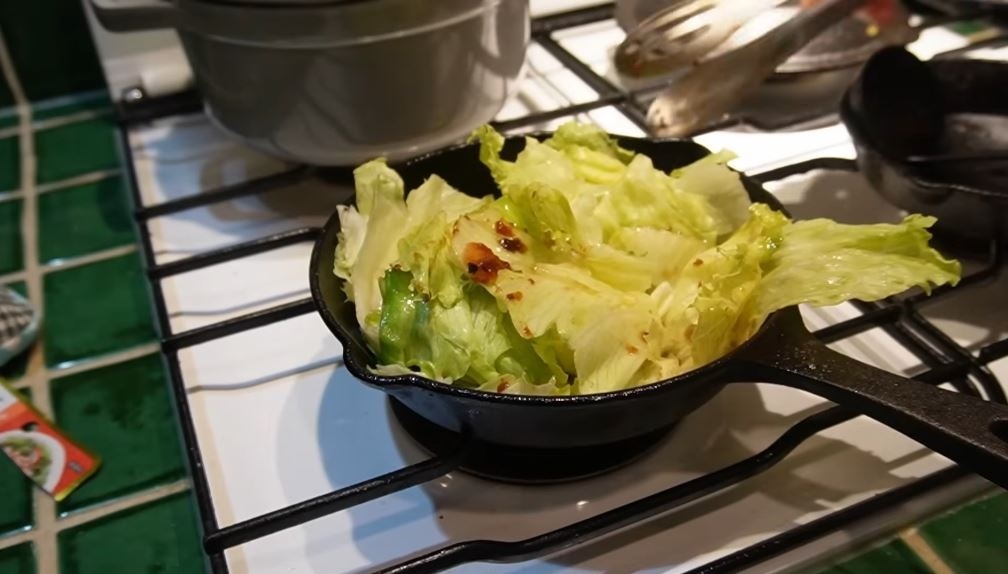 にんにくの香りをつけたオリーブオイルでレタスを軽く炒める焼きサラダ