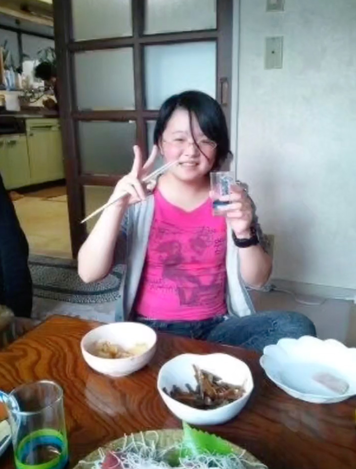 メガネ姿でピース