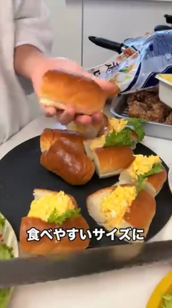 たまごサンドやホットドッグを作っています