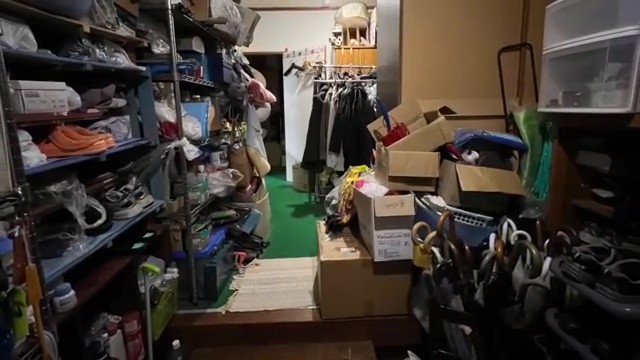天井までモノが積み上げられていた玄関