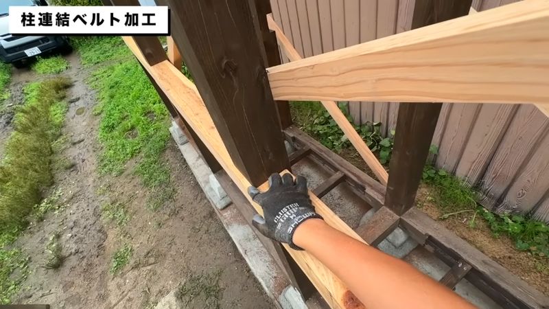 柱にピッタリハマったベルト部分