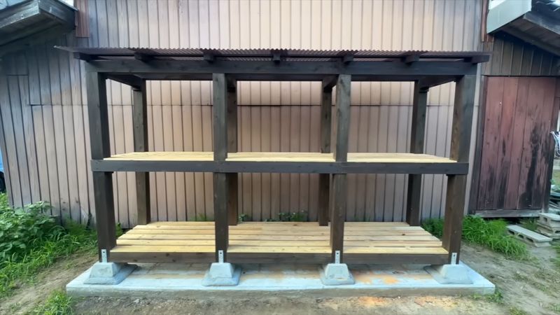 完成した6カ所の取り出し口がある薪棚