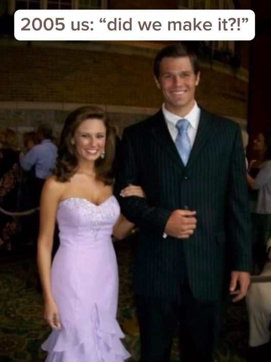 腕を組んでほほ笑むカップル→17年後には……