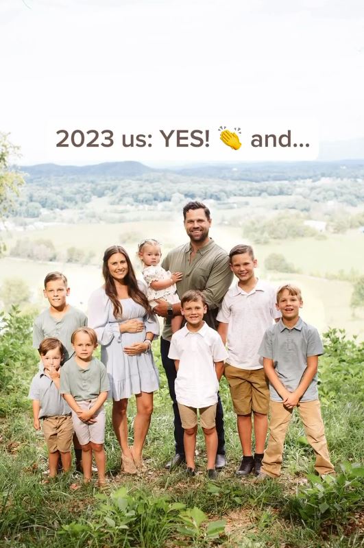 腕を組んでほほ笑むカップル→17年後には……