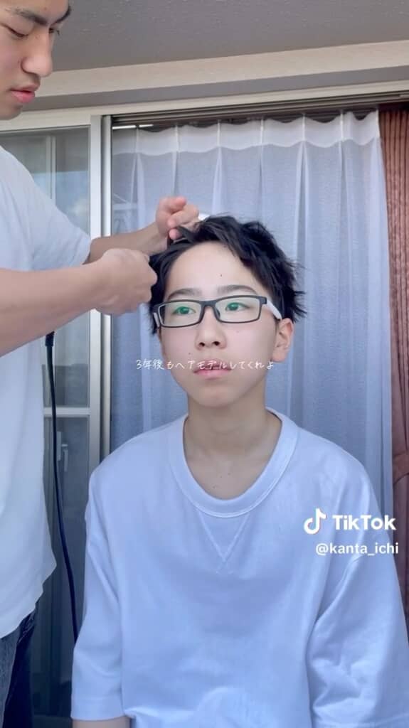 小型のストレートアイロンで波打つような毛流れを作ります