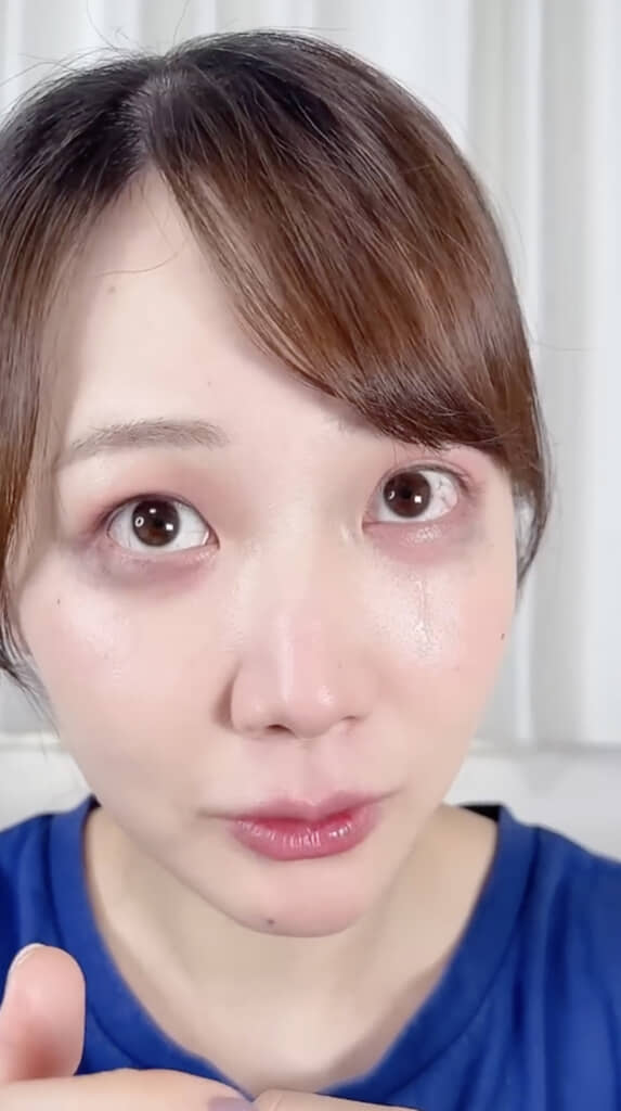 透明のグロスで涙を表現