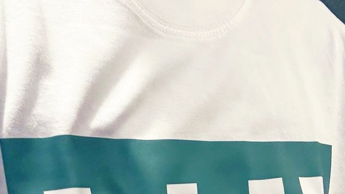 友だちから貰ったTシャツ着たら…… 男性が思わず憂鬱になったデザインが350万表示 「なにこれww」「天才すぎるw」(1/2) | ファッション ねとらぼ