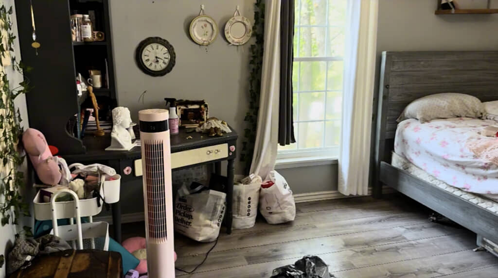 ダークブラウンを基調としたリフォーム前の部屋